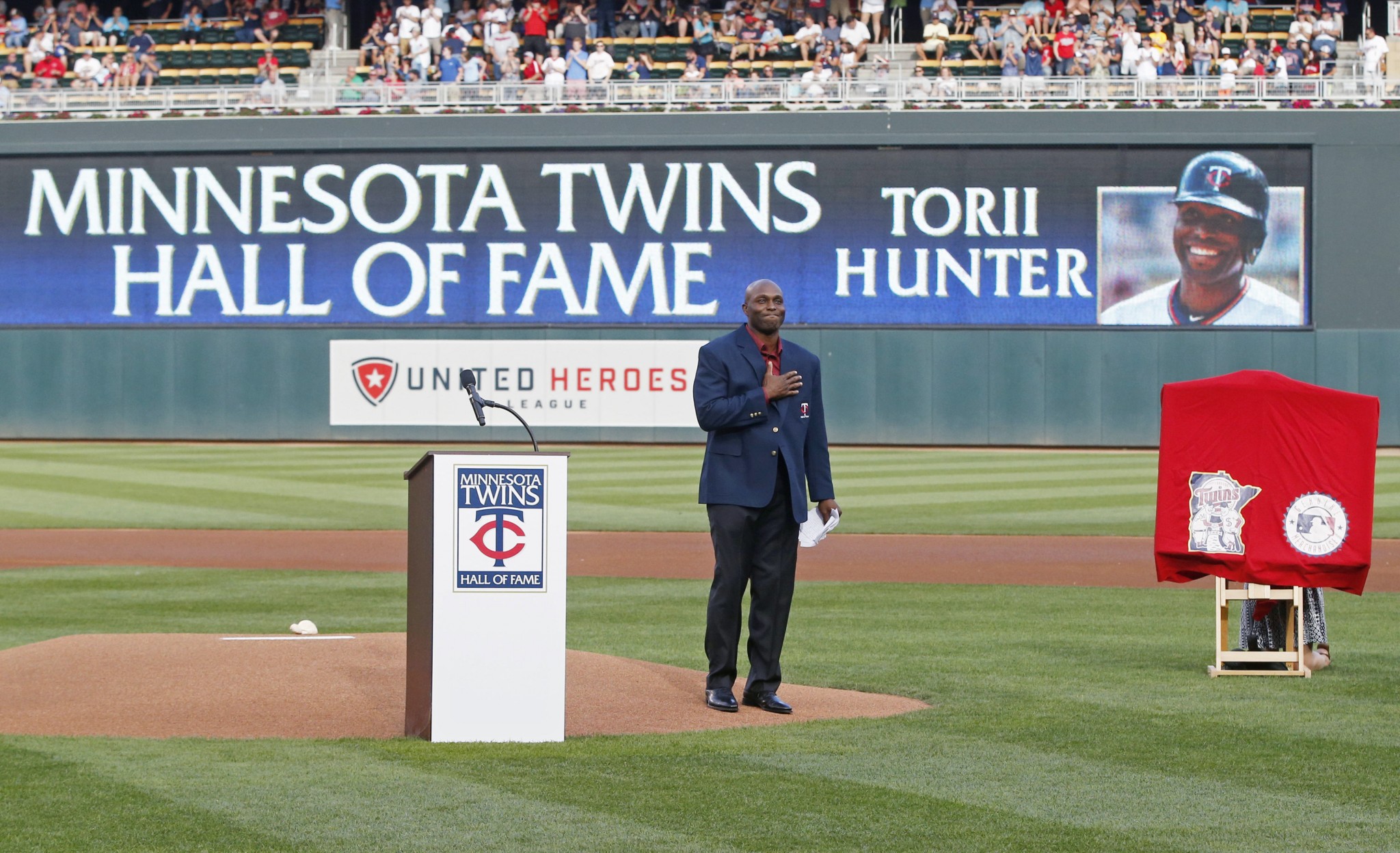 Torii Hunter was inducted into the Minnesota Twins Hall of Fame on Saturday. (AP)