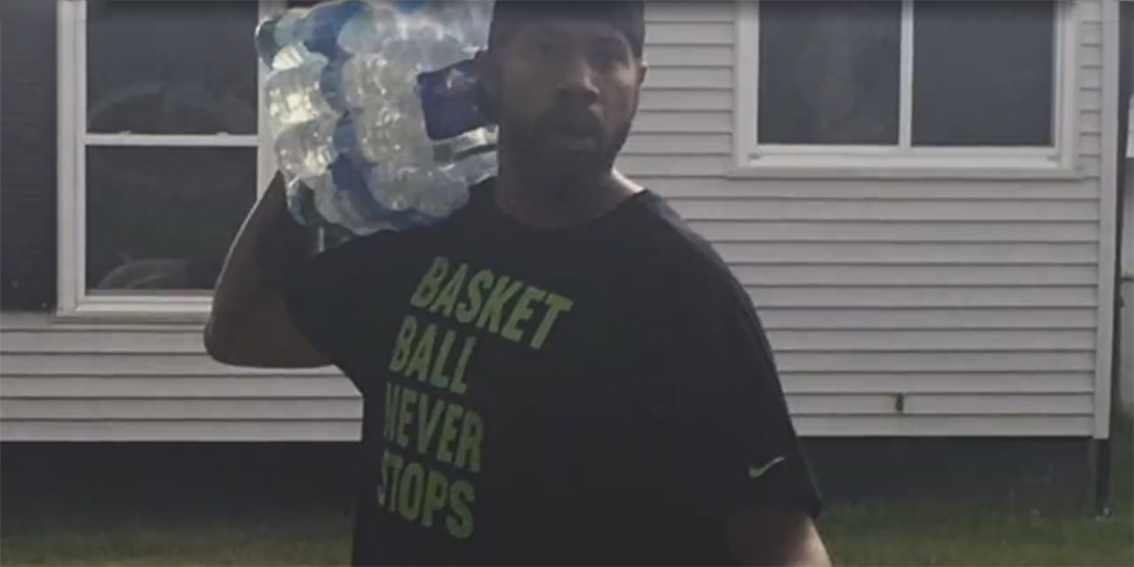 Rasheed Wallace delivers water in Flint, Mich. (Screencap via Rachel Nichols on Facebook)