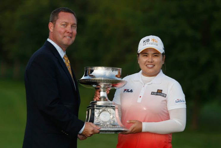 LPGA commissioner Mike Whan presents a trophy to Inbee Park. (Getty Images)