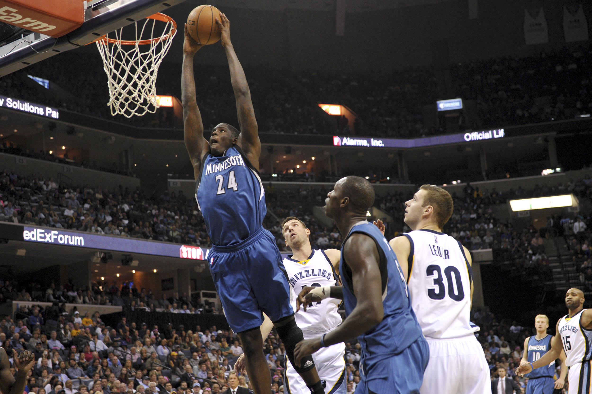 Anthony Bennett can definitely see the rim from this distance. (AP/Brandon Dill)