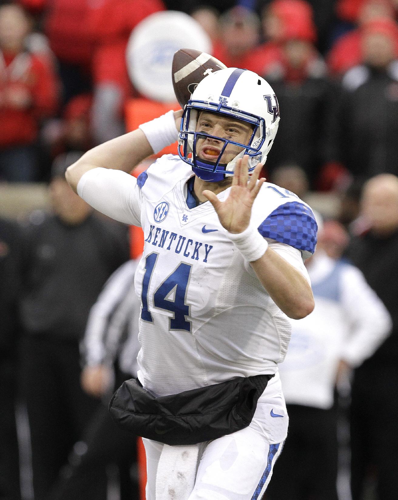 Kentucky quarterback Patrick Towles attempts a pass during the second half of an NCAA college football game against Louisville, Saturday, Nov. 29, 2014, in Louisville, Ky. Louisville defeated Kentucky 44-40. (AP Photo/Garry Jones)