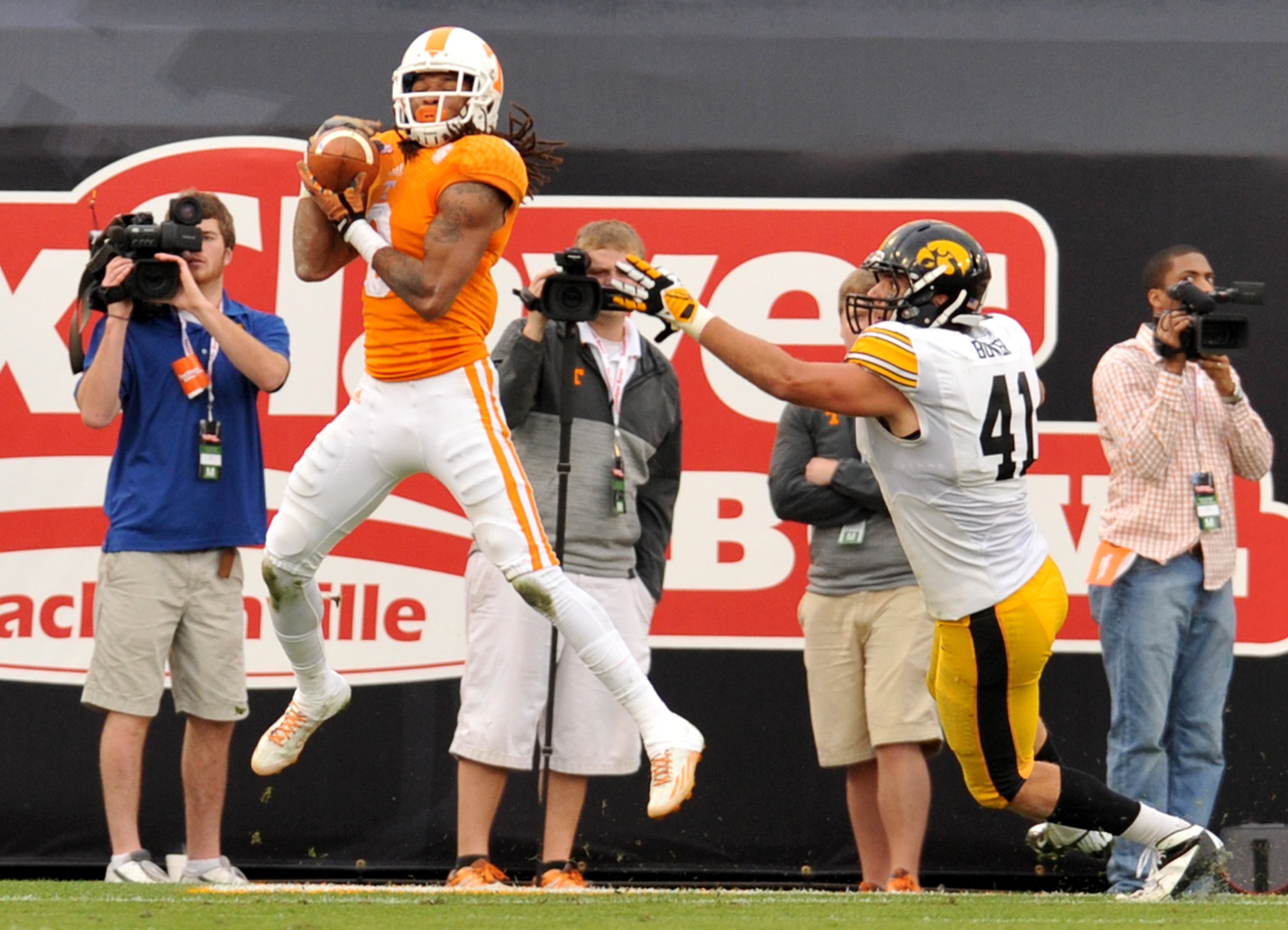 Tennessee's Von Pearson, left, pulls in a touchdown pass during the first half of the TaxSlayer Bowl NCAA college football game against Iowa, Friday, Jan. 2, 2015, in Jacksonville, Fla. (AP Photo/The Florida Times-Union, Bob Self)