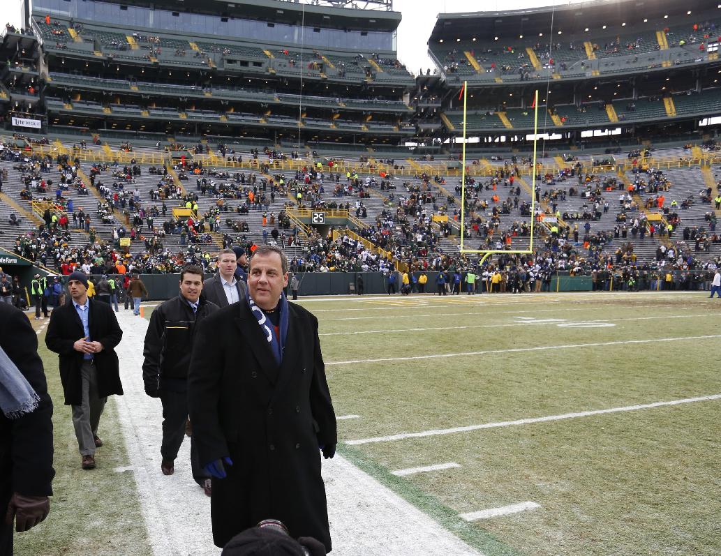 New Jersey Governor Chris Christie walks on the sidelines at Lambeau Field before an NFL divisional playoff football game between the Green Bay Packers and the Dallas Cowboys Sunday, Jan. 11, 2015, in Green Bay, Wis. (AP Photo/Matt Ludtke)