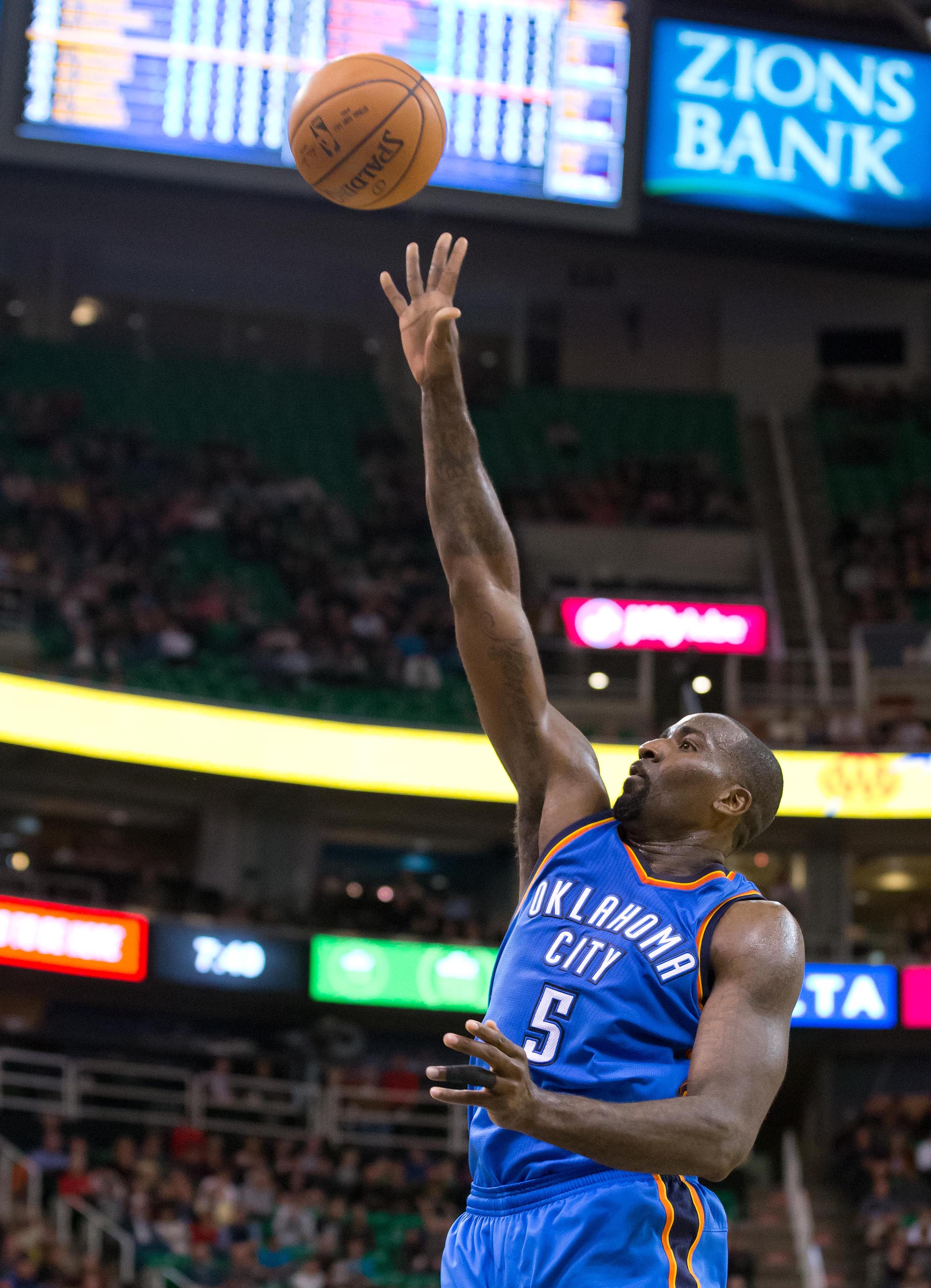 Point guard Kendrick Perkins shows off his shooting touch. (Russ Isabella-USA TODAY Sports)