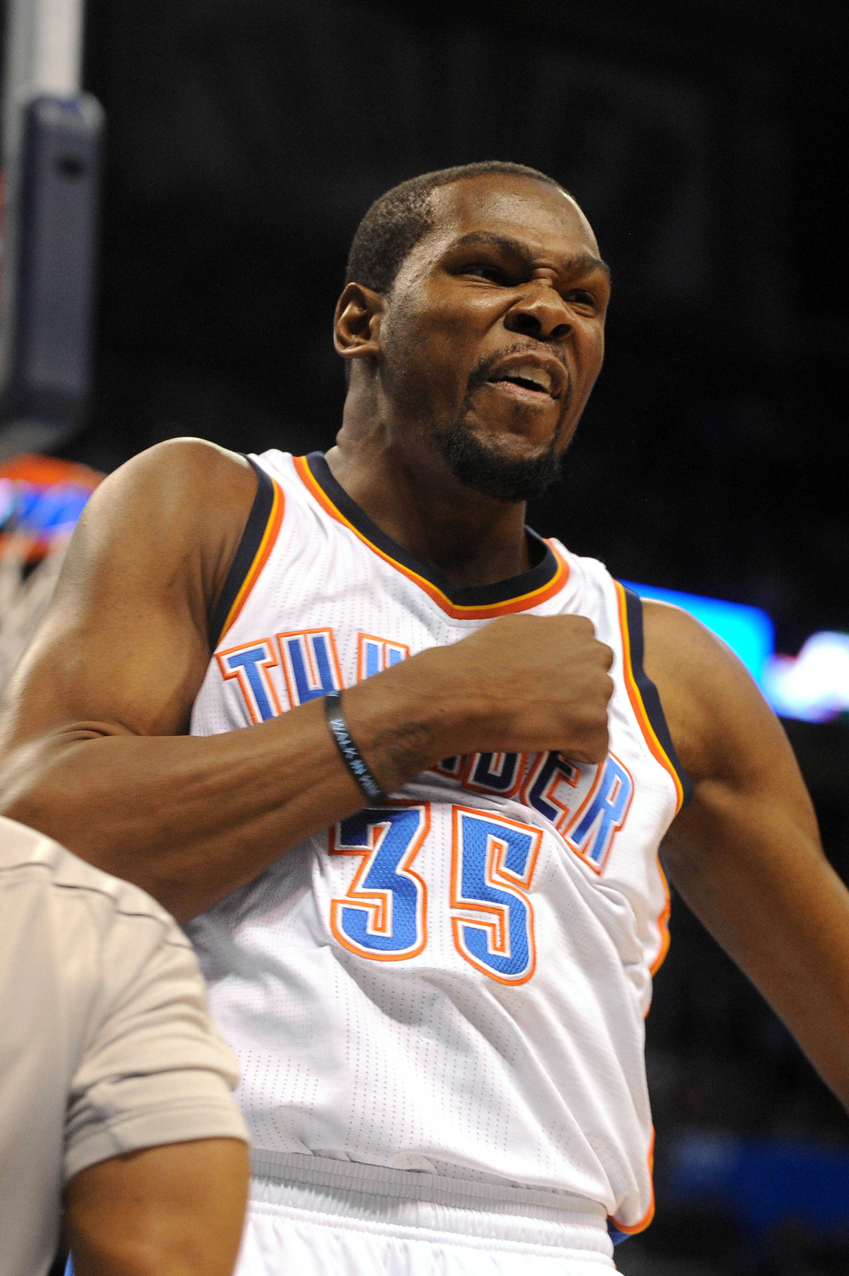 Kevin Durant beats his chest. (Mark D. Smith-USA TODAY Sports)