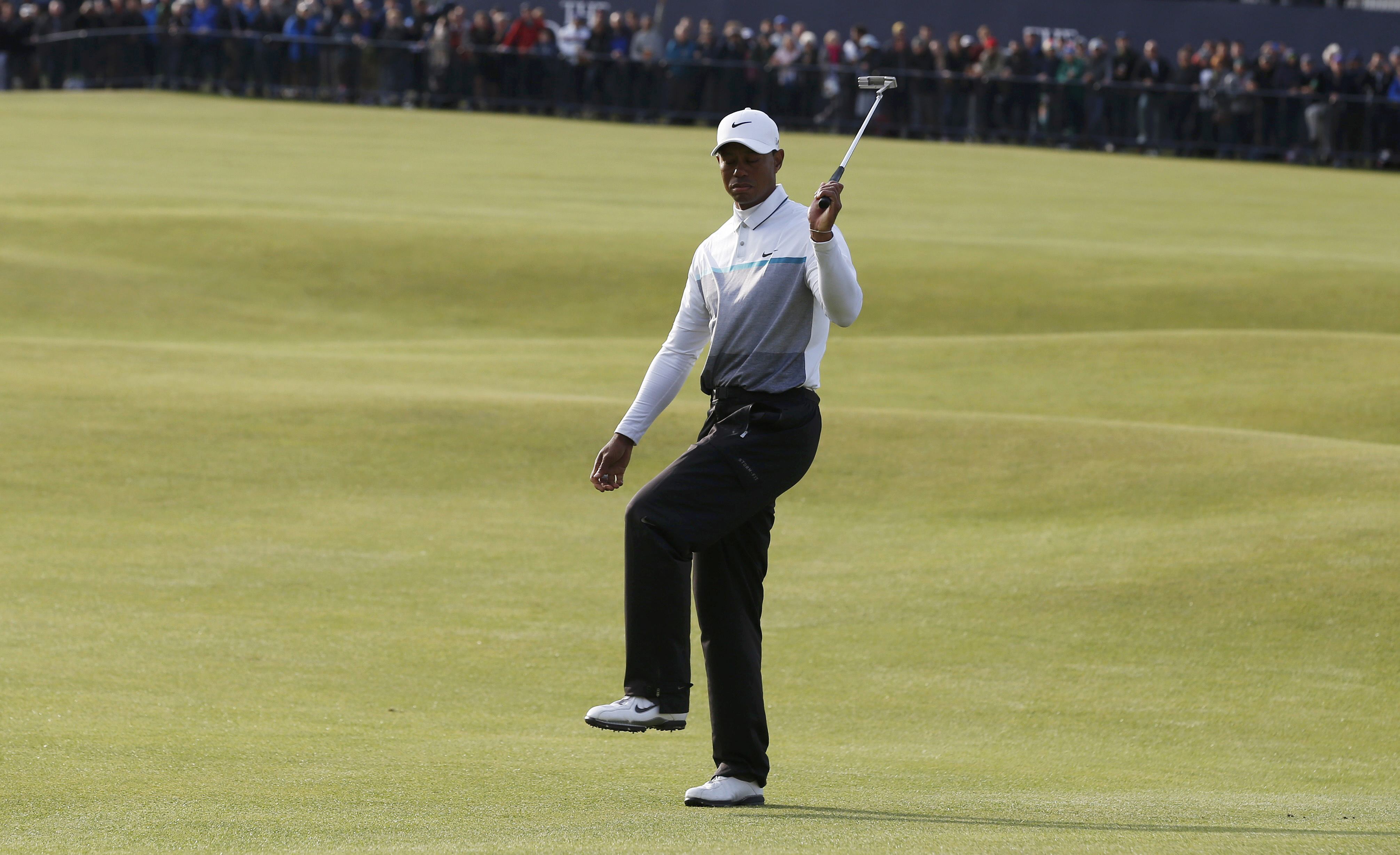 Tiger Woods reacts after a missed putt on the 18th green. (REUTERS)
