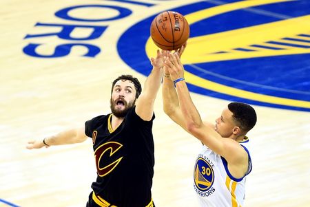 Kevin Love closes out on Stephen Curry's jumper. (Bob Donnan-USA TODAY Sports)