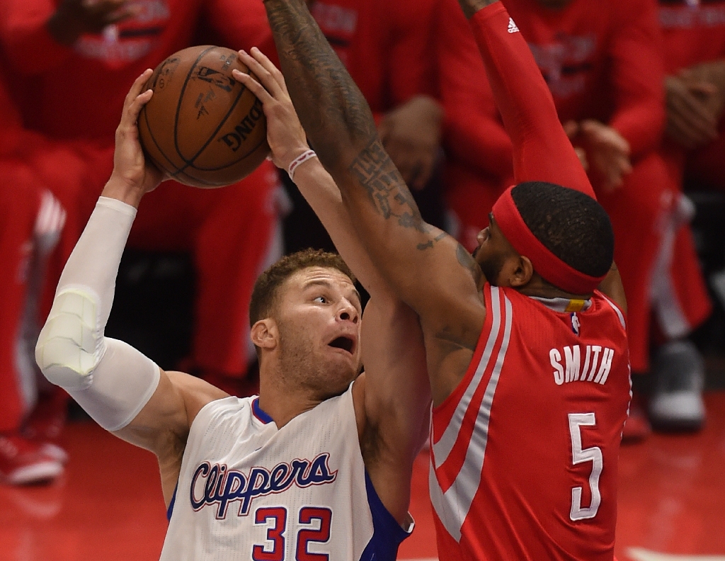 At least Blake Griffin will only have to deal with Josh Smith during practice this season. (AFP Photo)