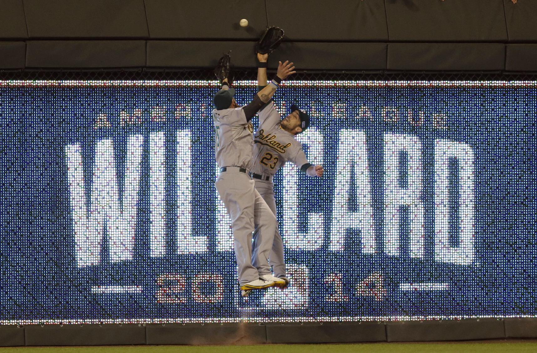 Gomes on the left, Fuld on the right. (AP)