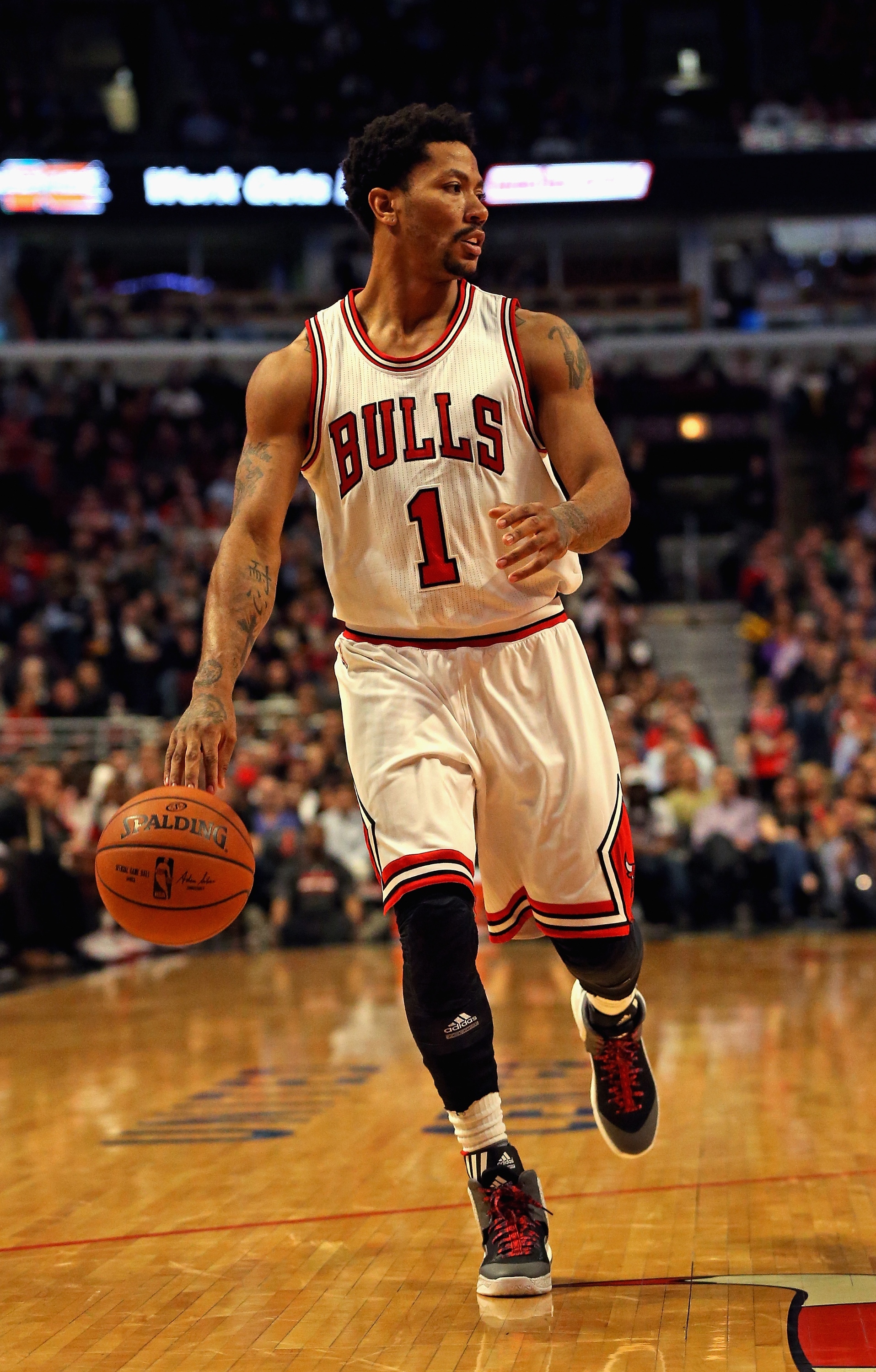 CHICAGO, IL - APRIL 15: Derrick Rose #1 of the Chicago Bulls brings the ball up the court against the Atlanta Hawks at the United Center on April 15, 2015 in Chicago, Illinois. NOTE TO USER: User expressly acknowledges and agrees that, by downloading and or using this photograph, User is consenting to the terms and conditions of the Getty Images License Agreement. (Photo by Jonathan Daniel/Getty Images)