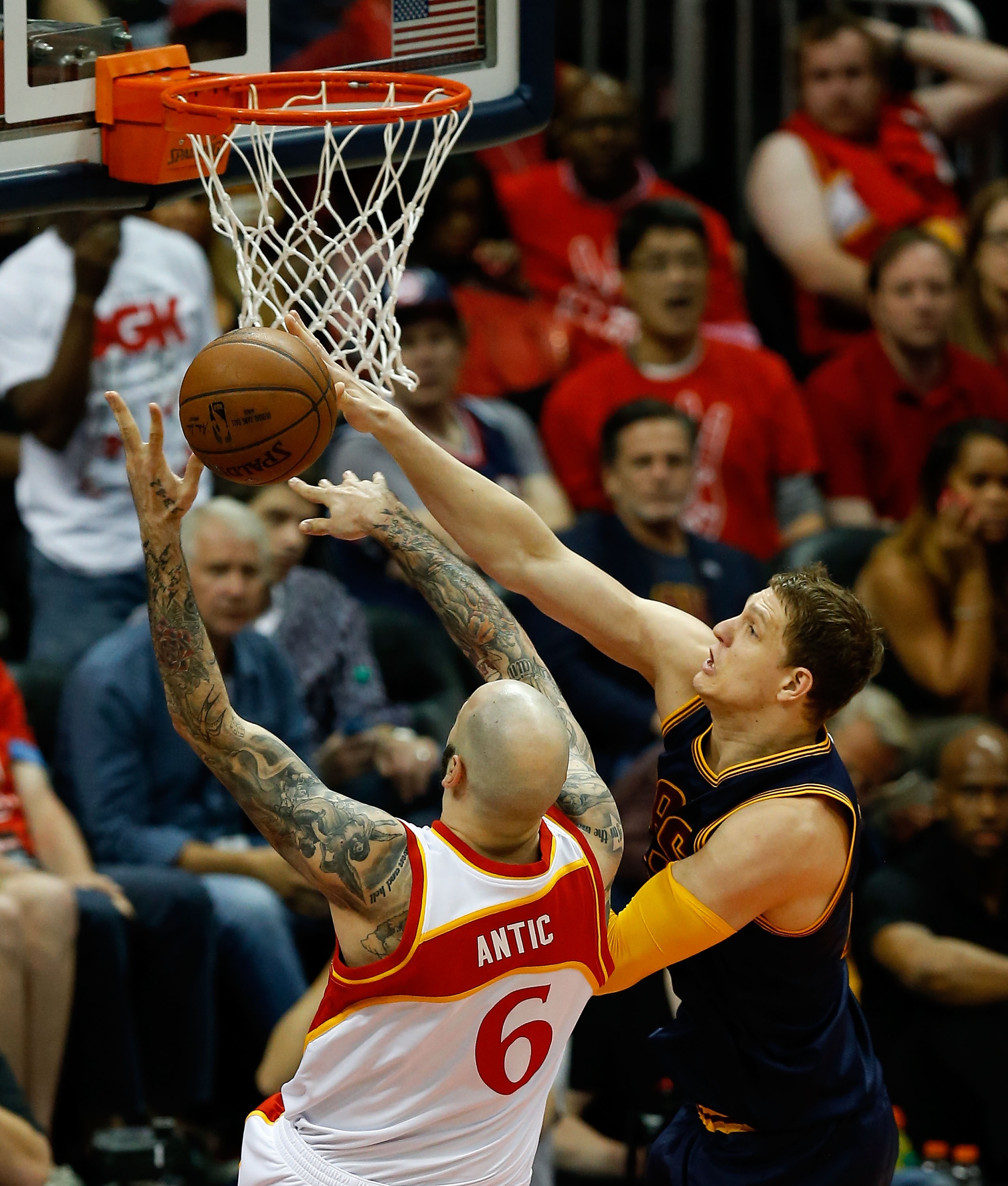 Timofey Mozgov rejects Pero Antic. (Mike Zarrilli/Getty Images)