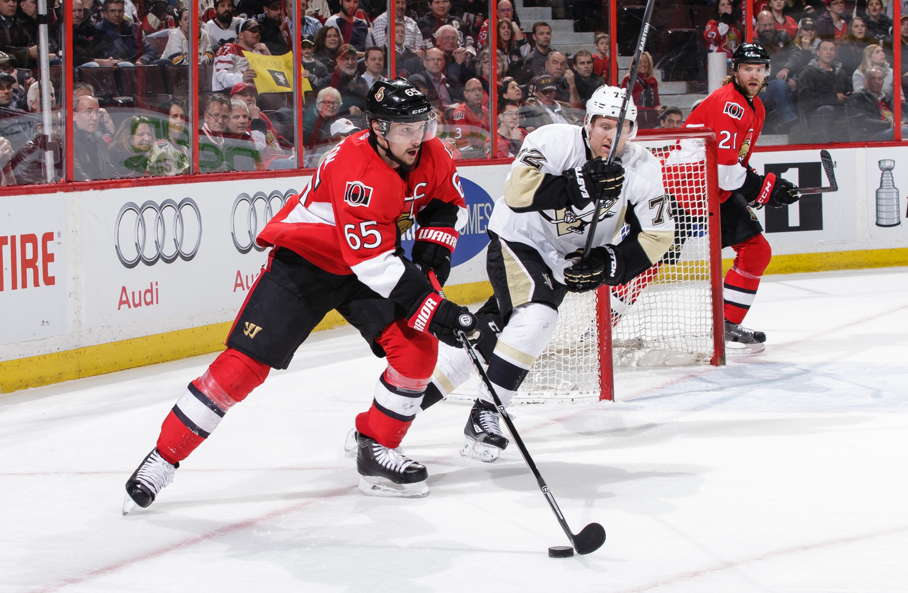 OTTAWA, ON - APRIL 5: Erik Karlsson #65 of the Ottawa Senators carries the puck out of his end while being chased by Patric Hornqvist #72 of the Pittsburgh Penguins at Canadian Tire Centre on April 5, 2016 in Ottawa, Ontario, Canada.  (Photo by Jana Chytilova/Freestyle Photography/Getty Images)