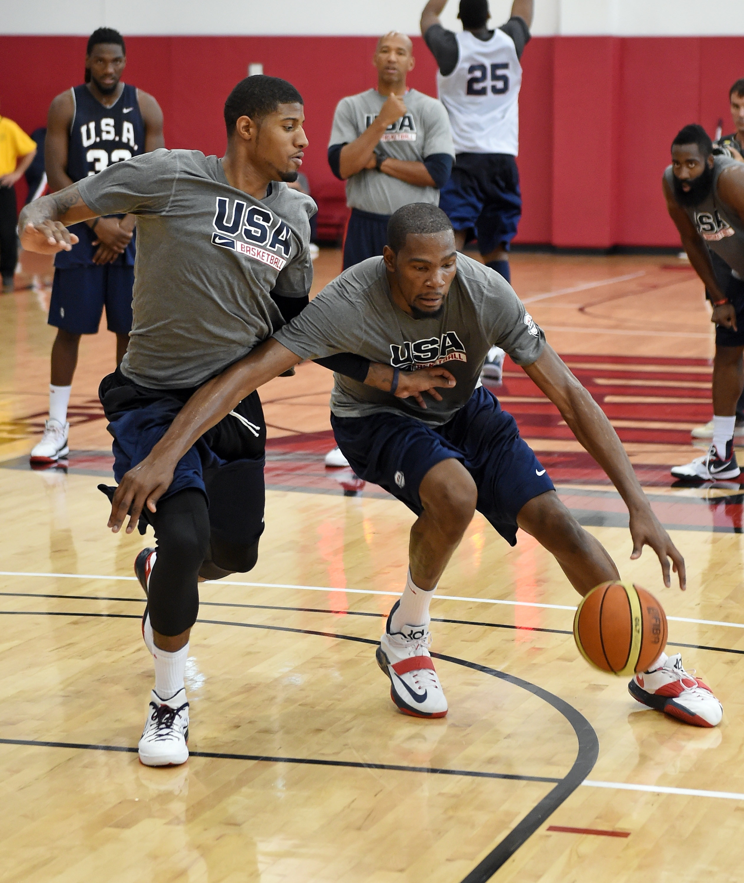 Paul George defends Kevin Durant during a Team USA practice session on July 30, 2014. (Ethan Miller/Getty Images)