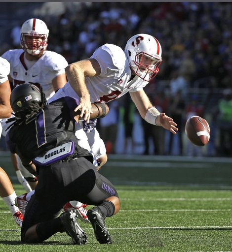 Stanford quarterback Kevin Hogan fumbles, forced by Washington's Shaq Thompson (AP Photo/Elaine Thompson)