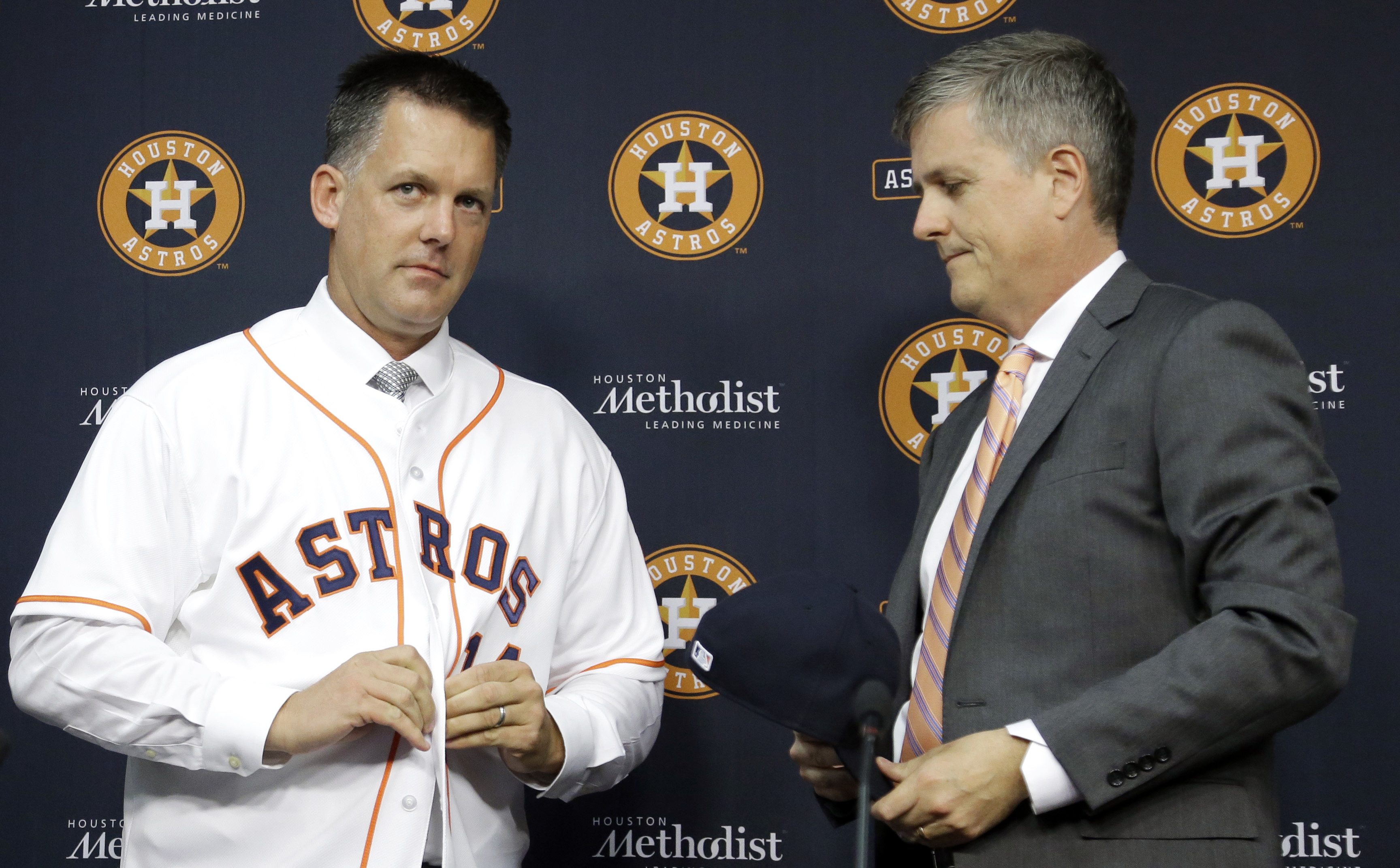 Jeff Luhnow (right) introduces new manager A.J. Hinch. (AP)