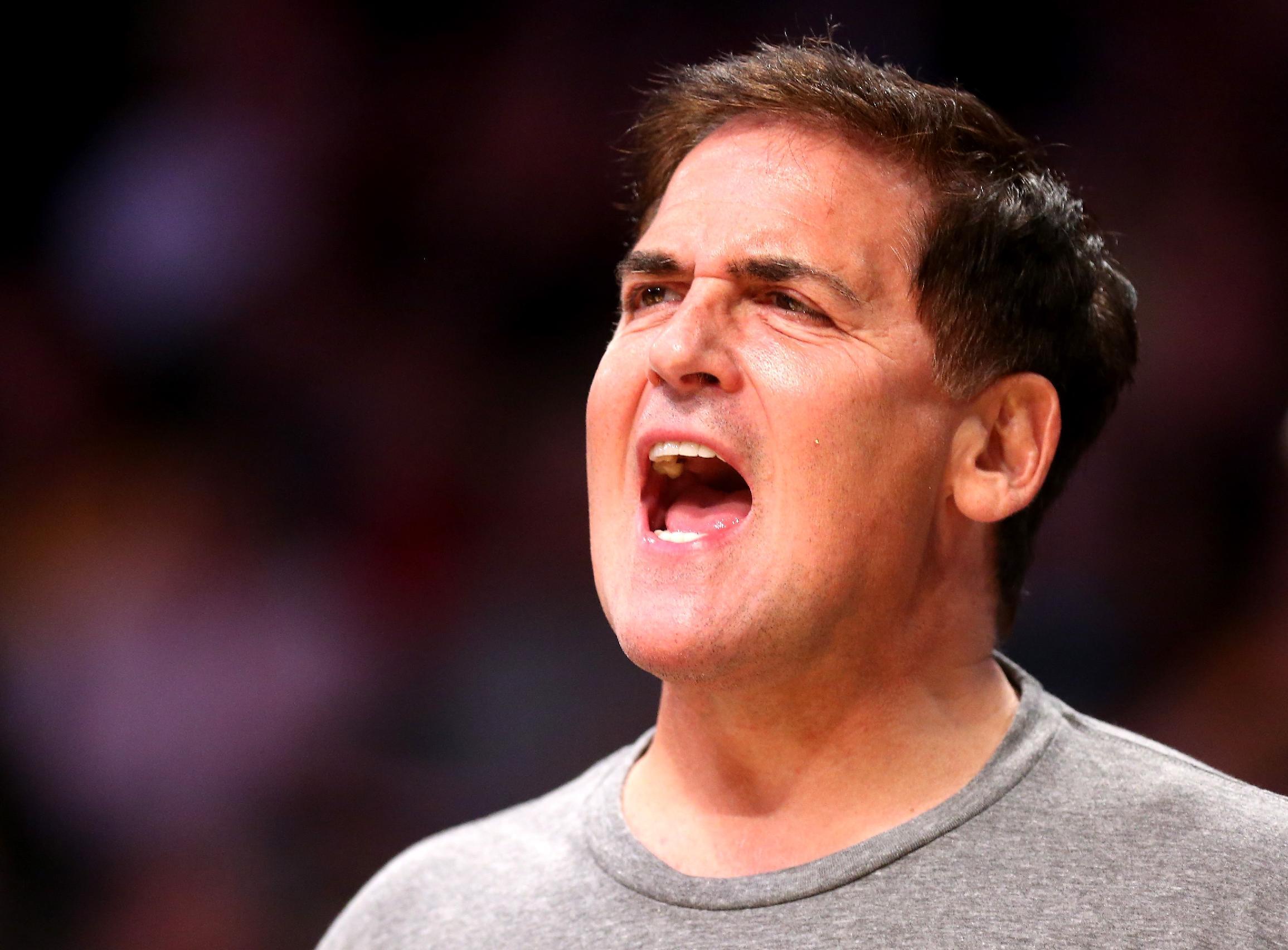Dallas Mavericks owner Mark Cuban shouts during an April 2015 game against the Los Angeles Lakers. (Stephen Dunn/Getty Images)