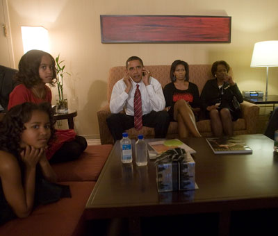 Obama dan keluarga saat menonton penghitungan suara
