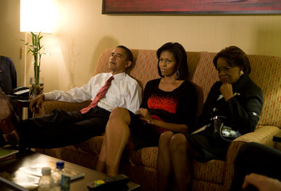 Obama dan keluarga saat menonoton penghituangan suara melalui TV