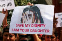 Dos adolescentes violadas, rociadas de gasolina y quemadas en la India