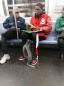 Un desconocido lo ayuda a revisar la tarea de su hijo en el metro de Nueva York y la escena se vuelve viral