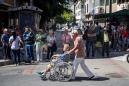 Los jubilados venezolanos protestan exigiendo el pago de sus pensiones en efectivo