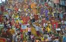 Barefoot Catholics throng icon in huge Philippine procession