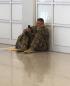 La emotiva foto viral de un soldado que tiene que ver el nacimiento de su hija a través de una videollamada